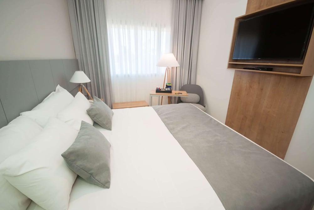 Room, 1 King Bed, Non Smoking - Photo 4