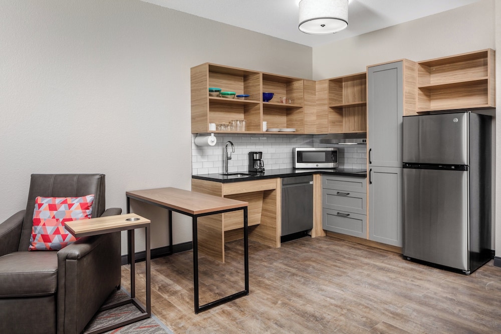 Room, 1 Bedroom, Roll-in Shower (Mobility Accessible) - Photo 4