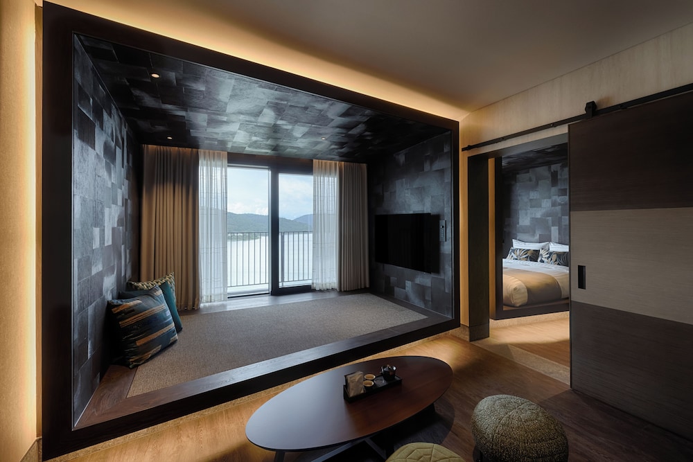 Deluxe Suite B (Clean/Lake View/1 Double, 1 Single)