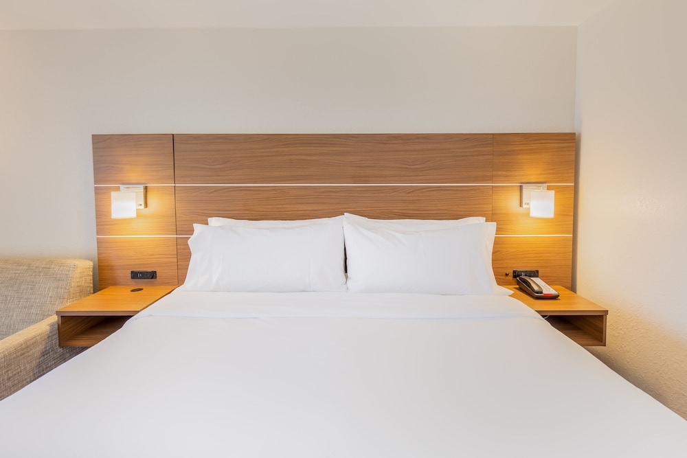 Standard Room, 1 King Bed - Photo 3