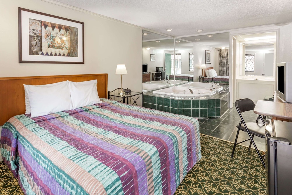 Suite, 1 King Bed, Jetted Tub - Photo 2