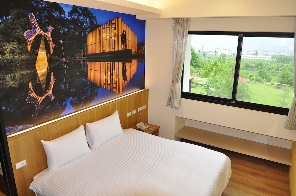 Standard Room, 1 Queen Bed, Mountain View (201) photo 1