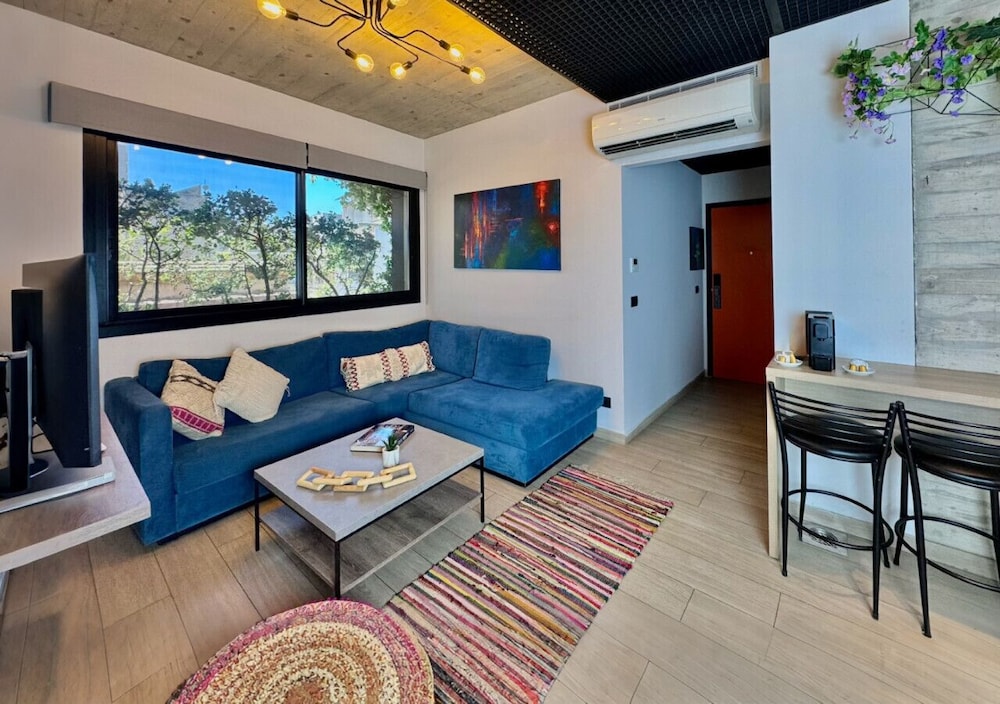 Amine 504, 2-BR in Mar Mikhael