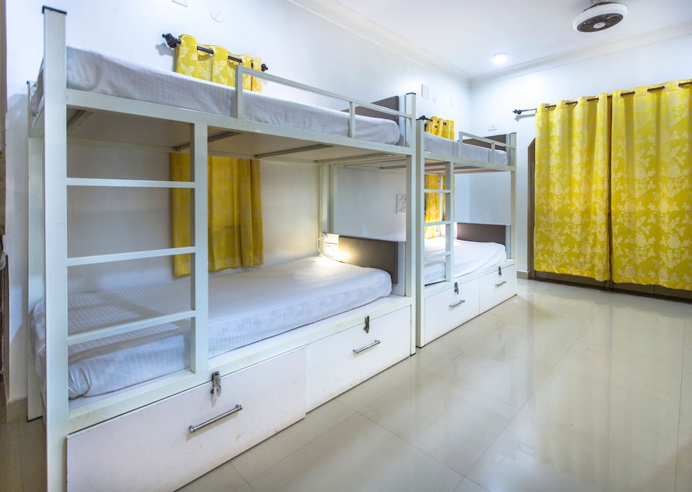 8 Bed Deluxe Mixed Dormitory with Balcony photo 3
