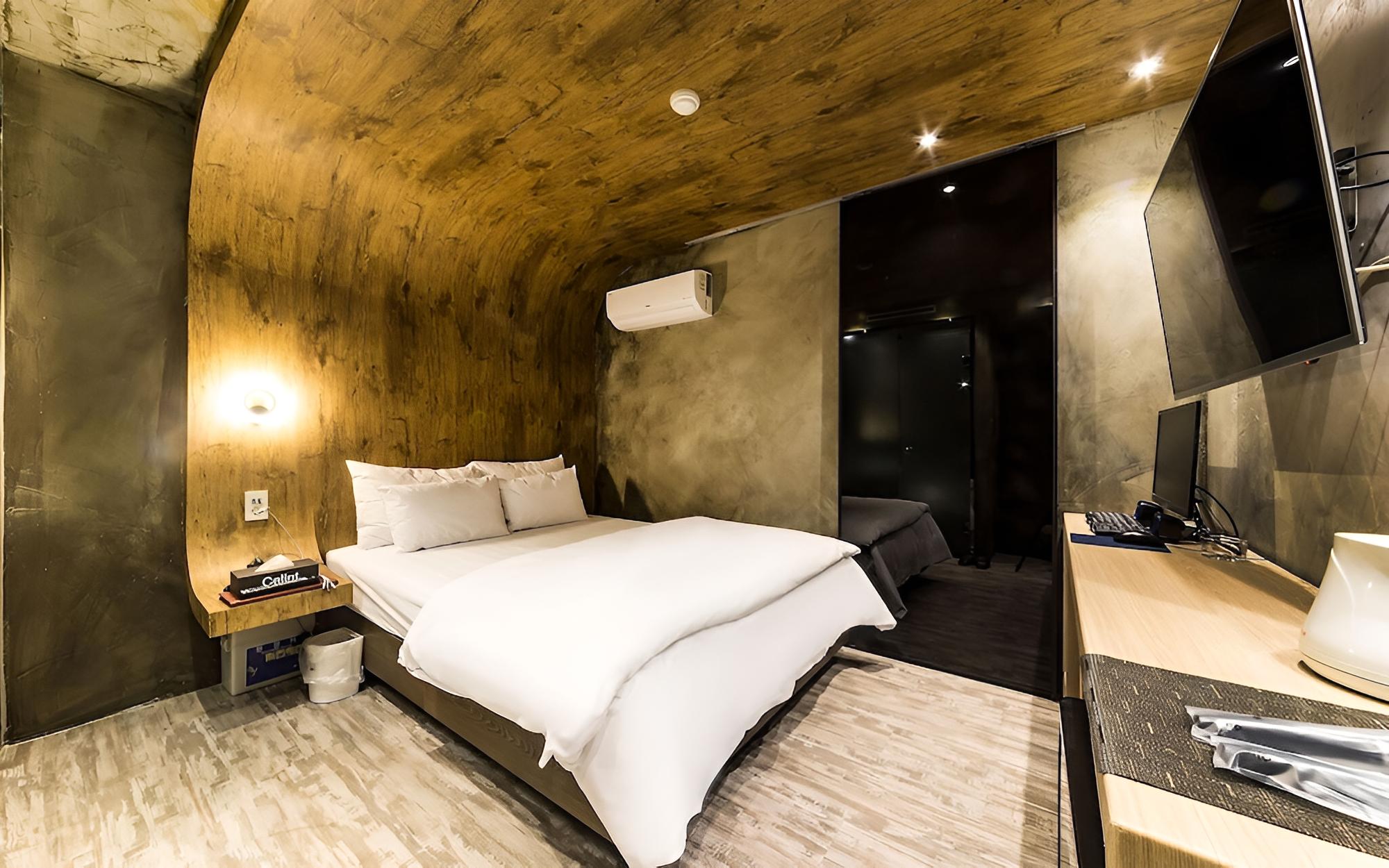 Room (Standard-S) - Photo 11