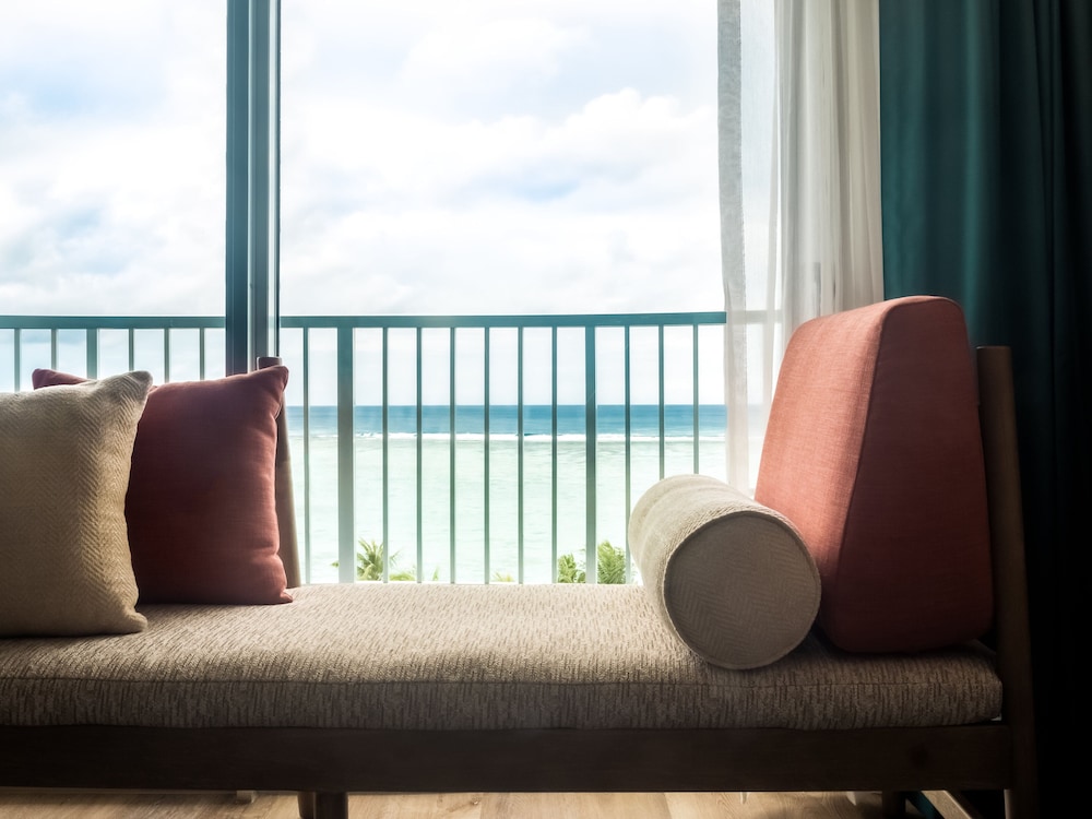 Premium Room, 1 King Bed, Oceanfront photo 2