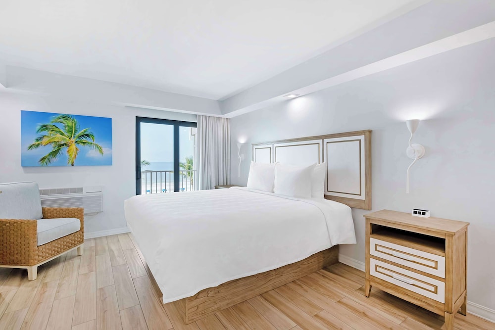 Standard Room, 1 King Bed, Non Smoking (Gulf View, Upper Floor) - Photo 2