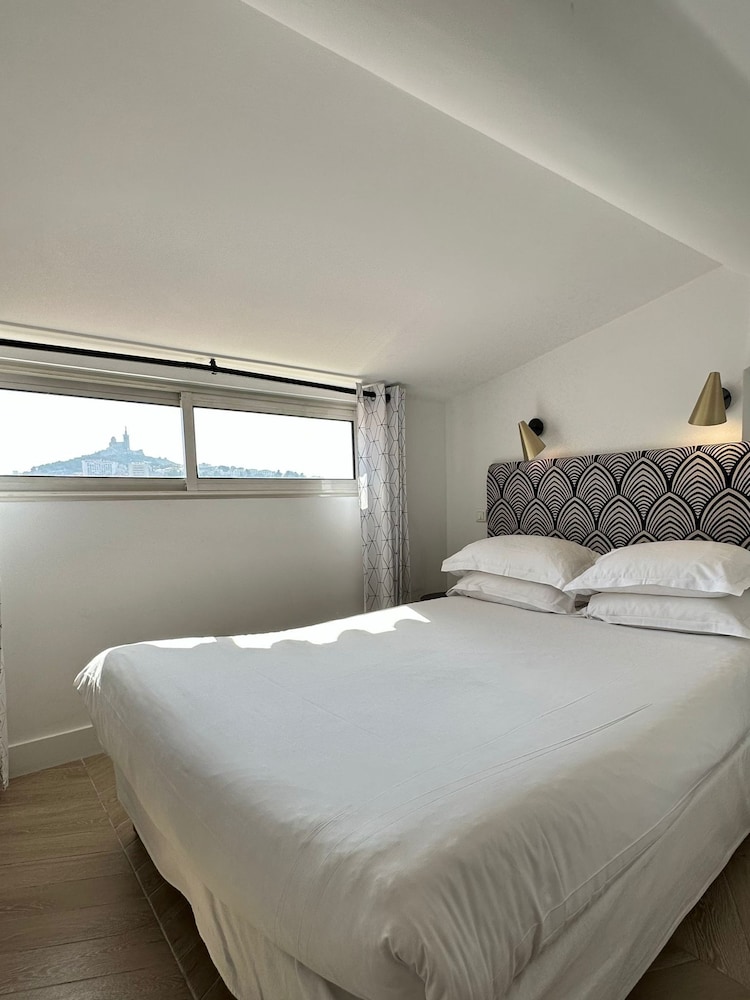 Single Room mansard-roofed photo 1