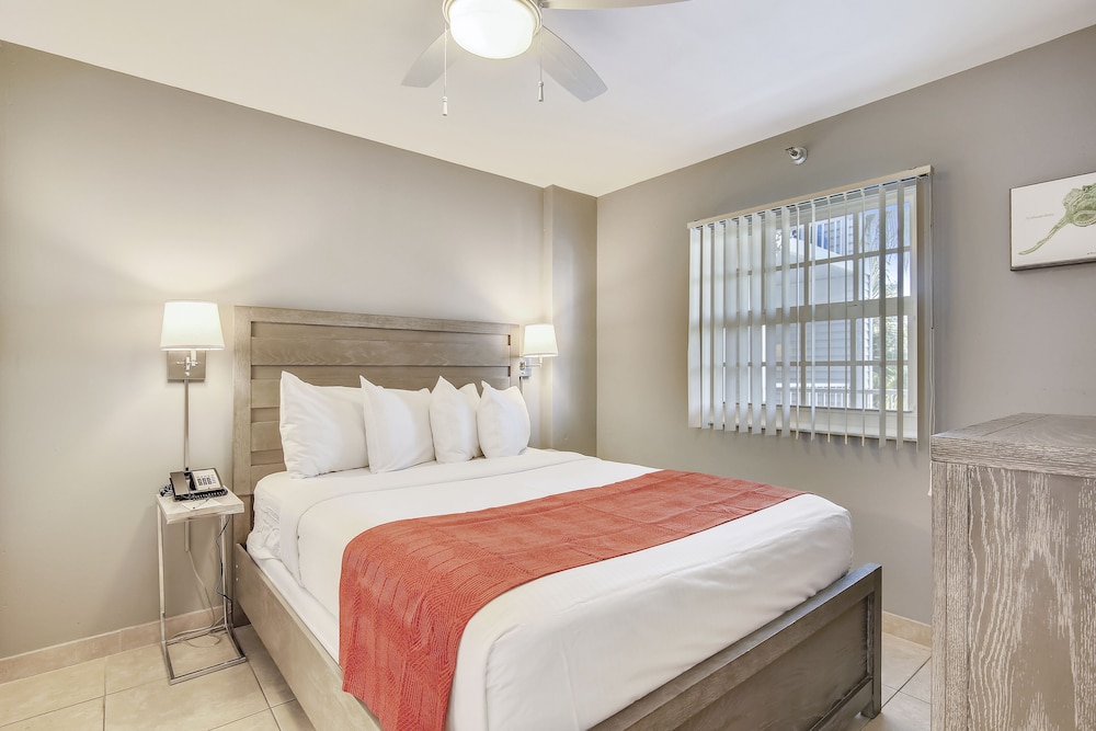 Deluxe Room, 1 Queen Bed with Sofa bed, Ocean View (Signature 1 Bedroom Partial OV Suite) - Photo 5