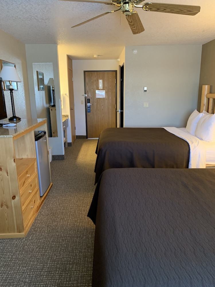 Standard Room, 2 Queen Beds, Refrigerator, Mountain View photo 1
