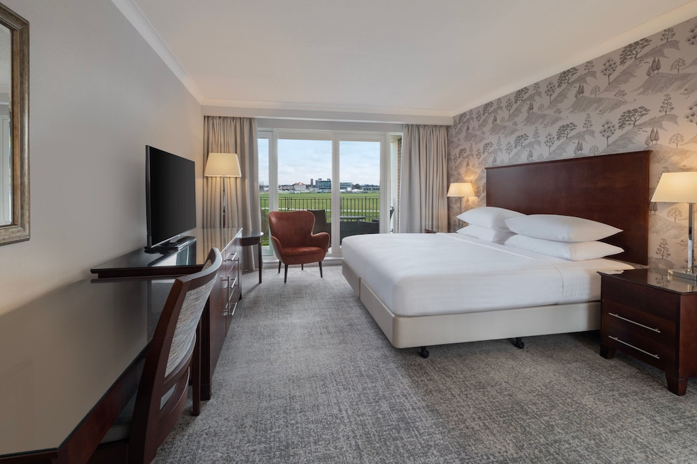 Signature Suite, 1 King Bed, Balcony (View) photo 2