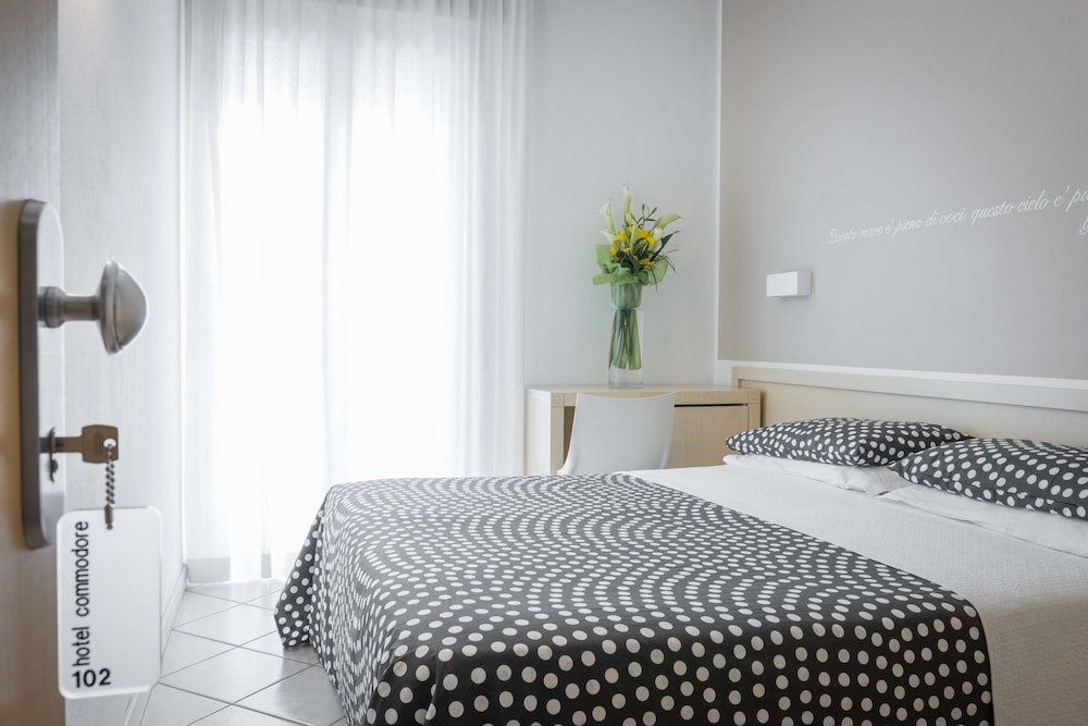 Classic Double or Twin Room, Partial Sea View photo 2