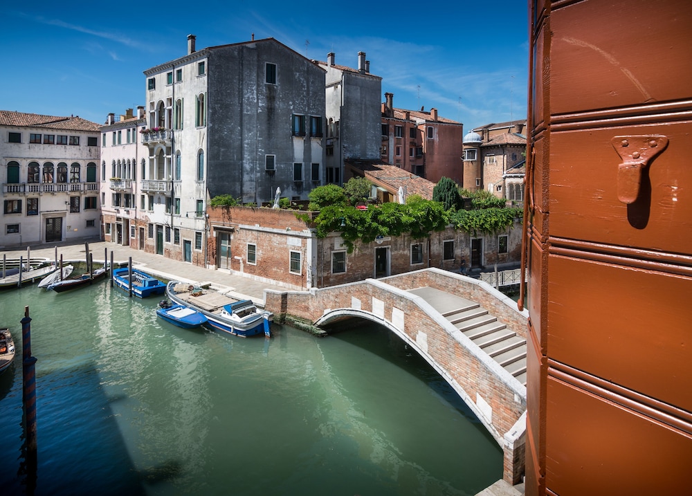 Deluxe Room, Canal View