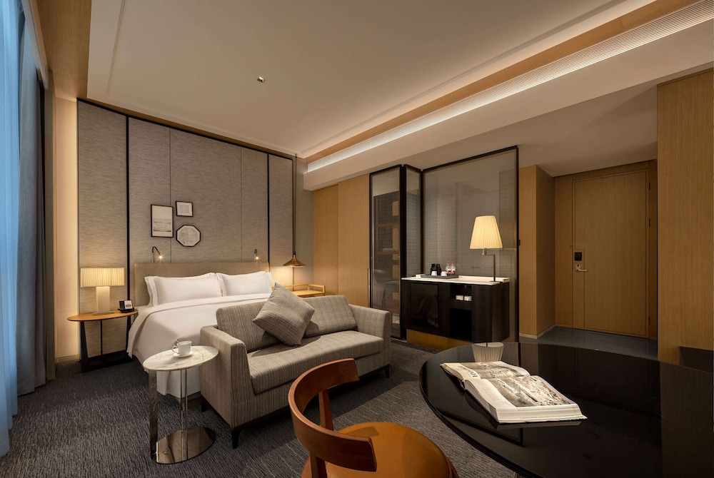 Deluxe Room, 1 King Bed, Smoking photo 1