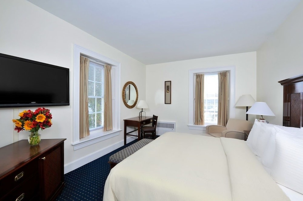 Deluxe Room, 1 King Bed photo 2