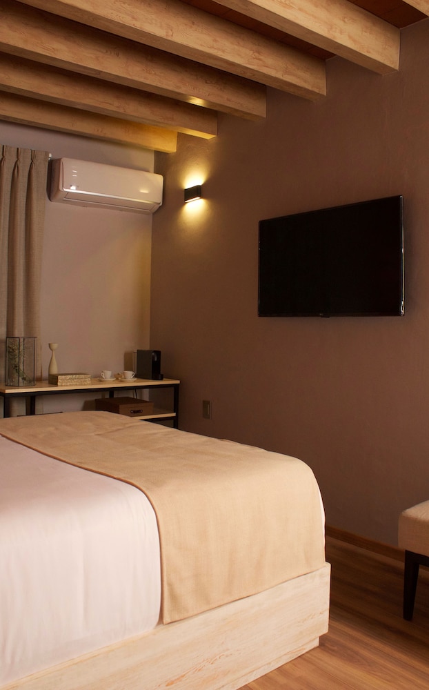 Deluxe Room, 1 Queen Bed (Berry) photo 2