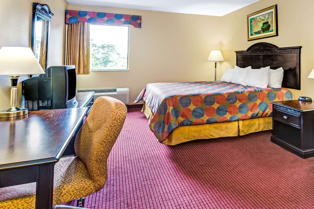 Room, 1 Queen Bed, Accessible, Non Smoking (Mobility, Tub w/ Grab Bars) - Photo 1