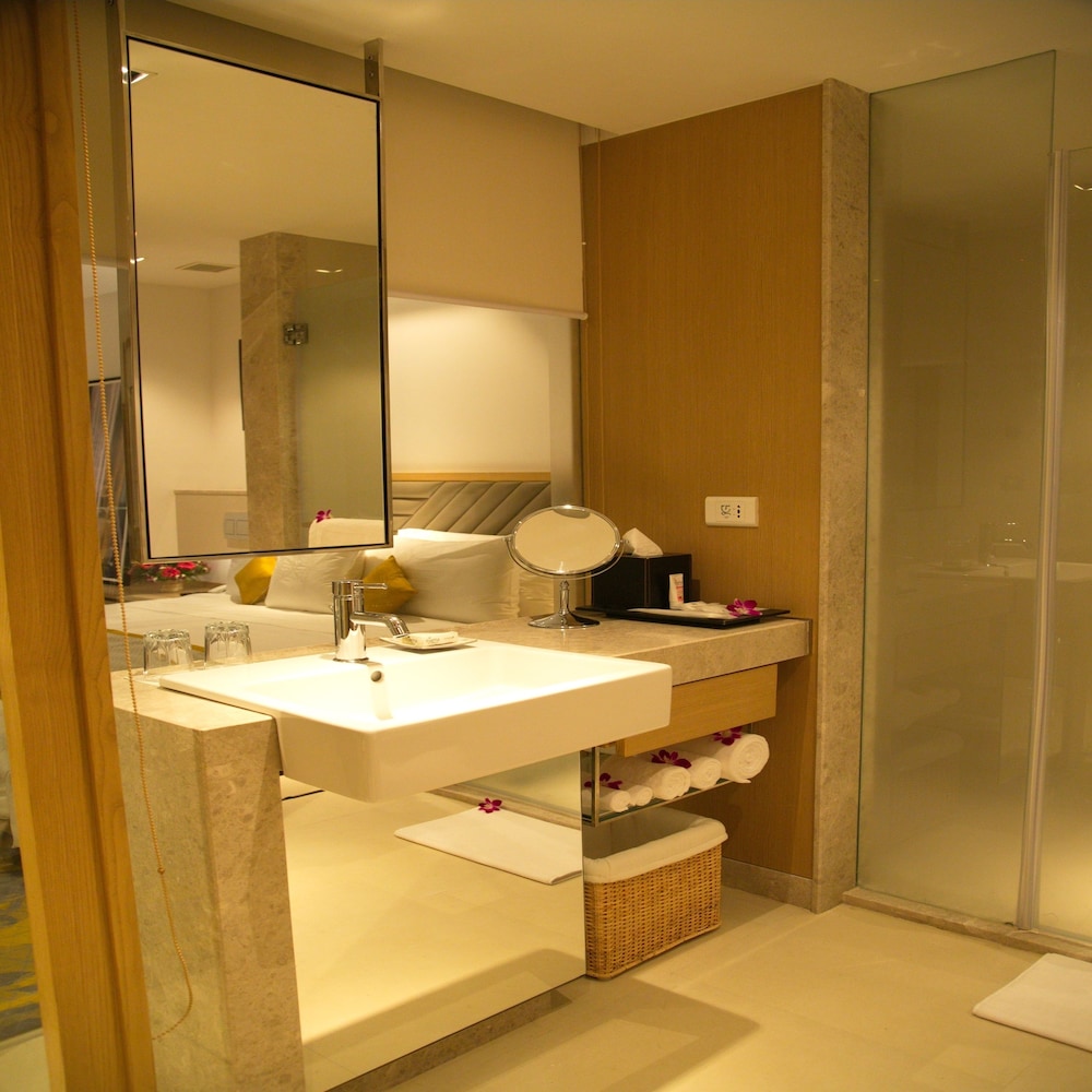 Deluxe Room, Multiple Beds photo 3