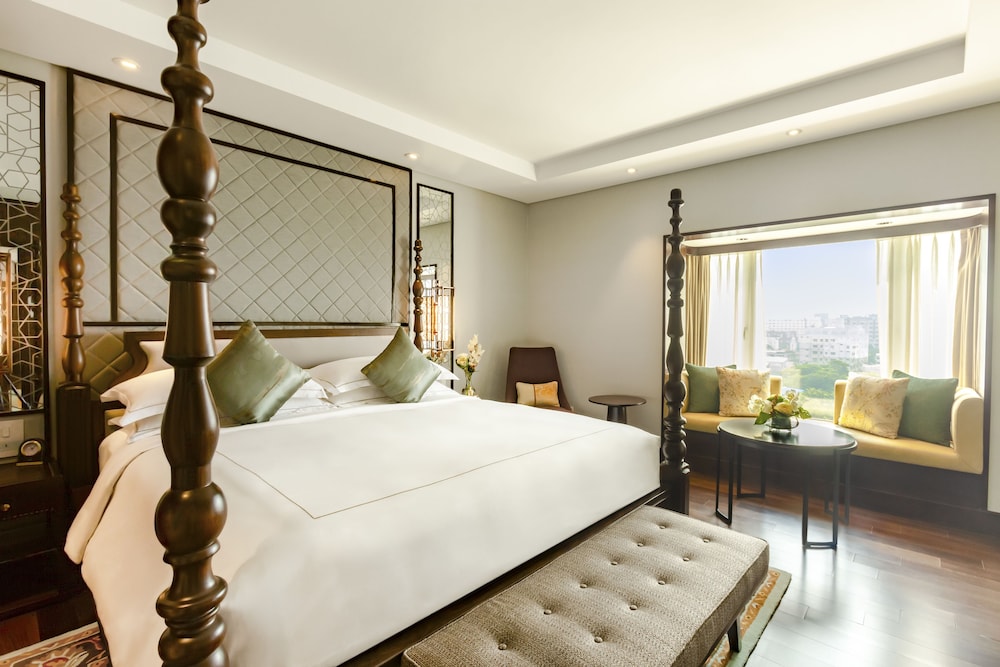 Grande Luxury, Suite, 1 King Bed, Club Lounge Access, City View - Photo 1