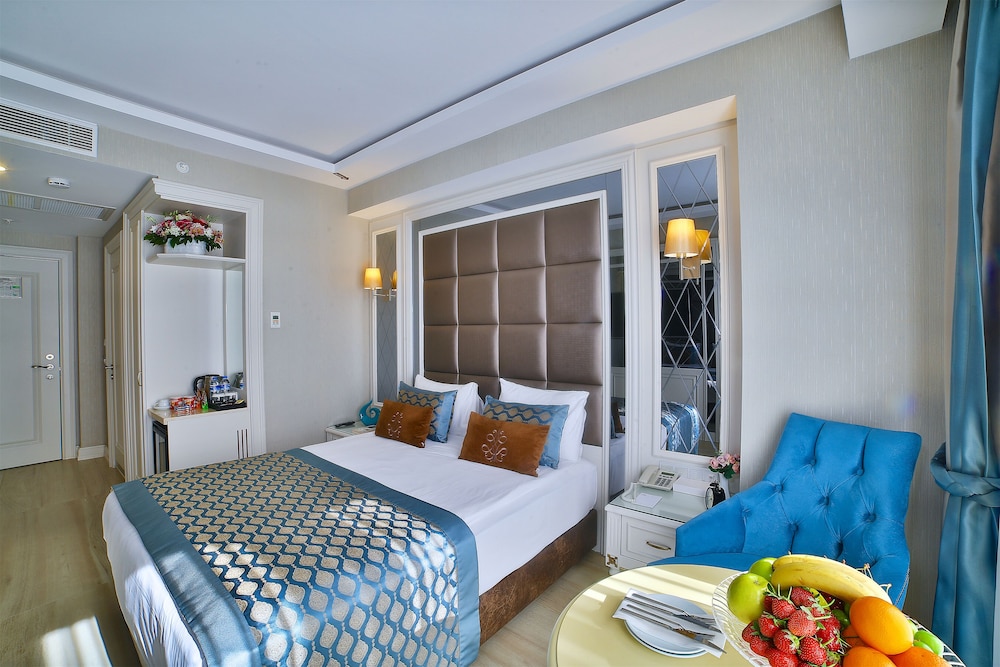 Standard Room with King Bed photo 1