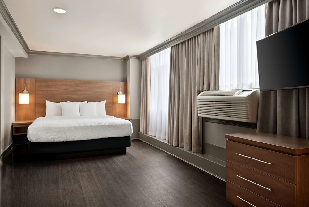 Standard Room, 1 King Bed photo 1