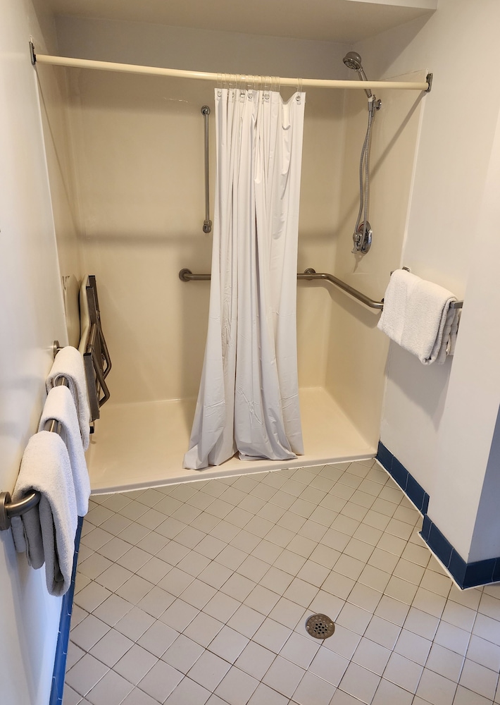 Standard Room, 1 King Bed, Accessible photo 2
