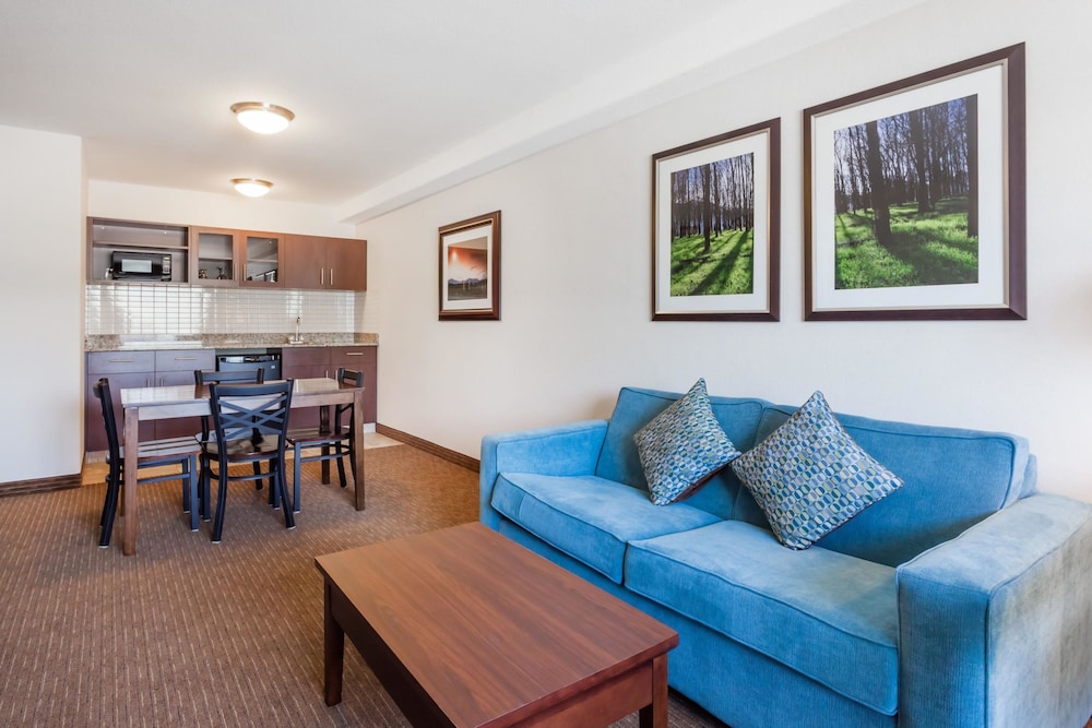 Suite, 1 King Bed, Non Smoking, Jetted Tub - Photo 2