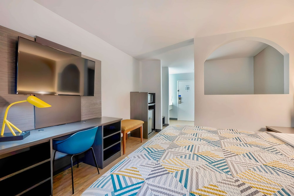 Standard Suite, 1 King Bed, Non Smoking - Photo 3