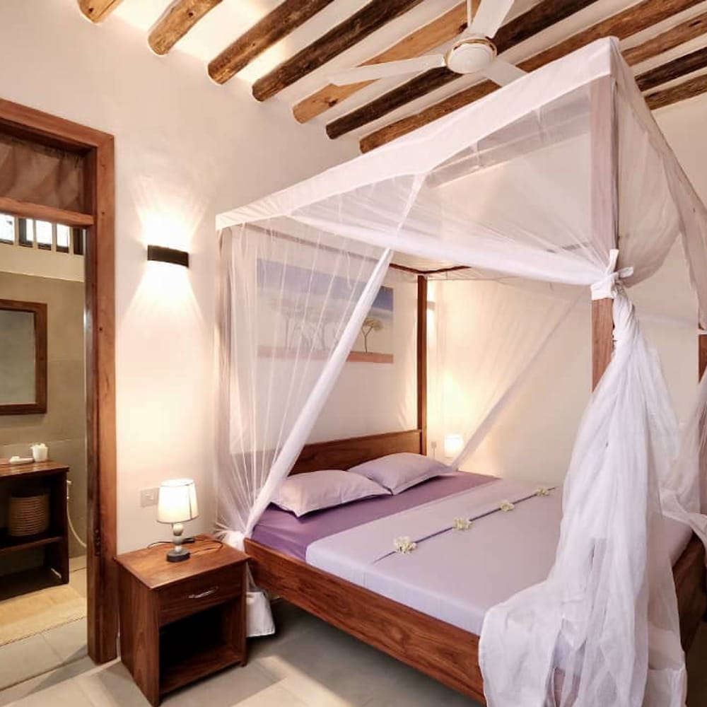 Standard Room, 1 King Bed, Private Bathroom, Courtyard View photo 3