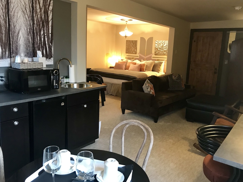 Honeymoon Suite, 1 King Bed, Non Smoking photo 1