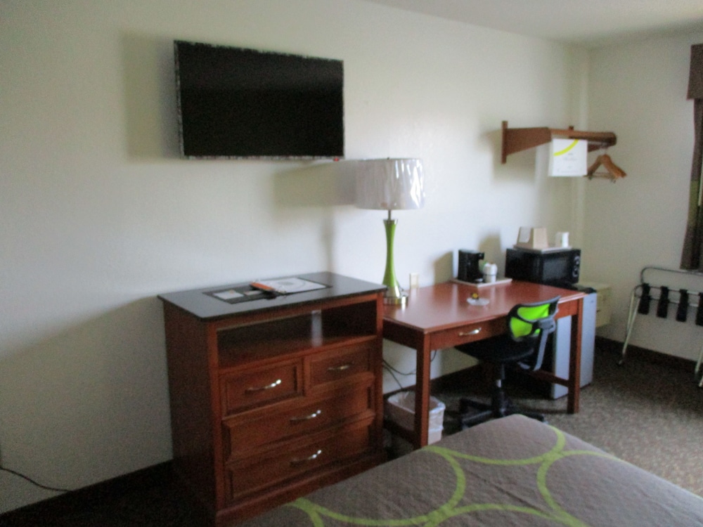 Room, 1 Queen Bed, Smoking - Photo 4