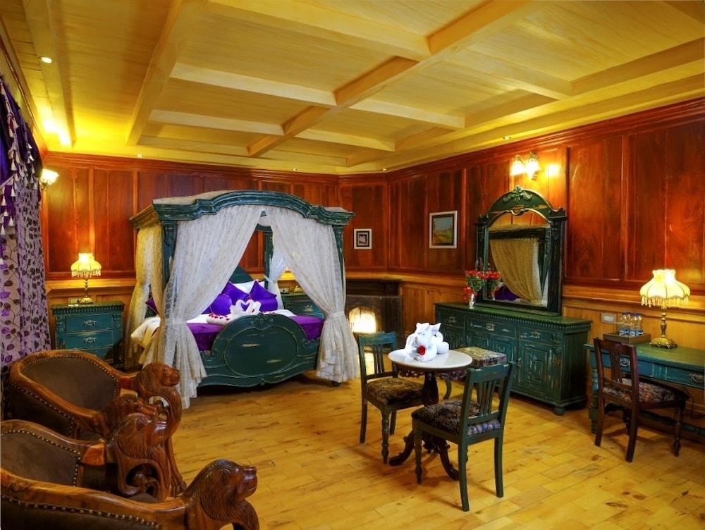 Signature Suite, 1 King Bed, Bathtub, Ground Floor