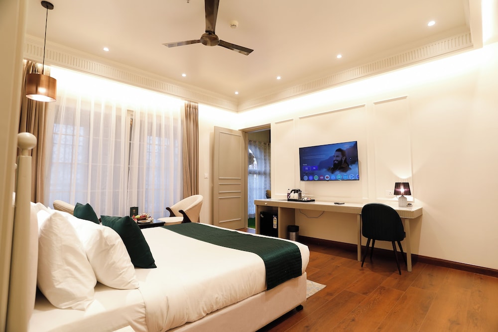 Junior Suite, Bathtub, City View