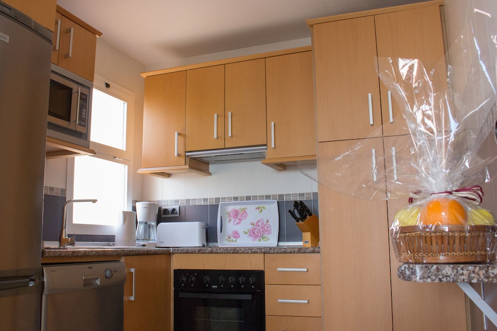 Classic 2 bedroom apartment with ocean views photo 2