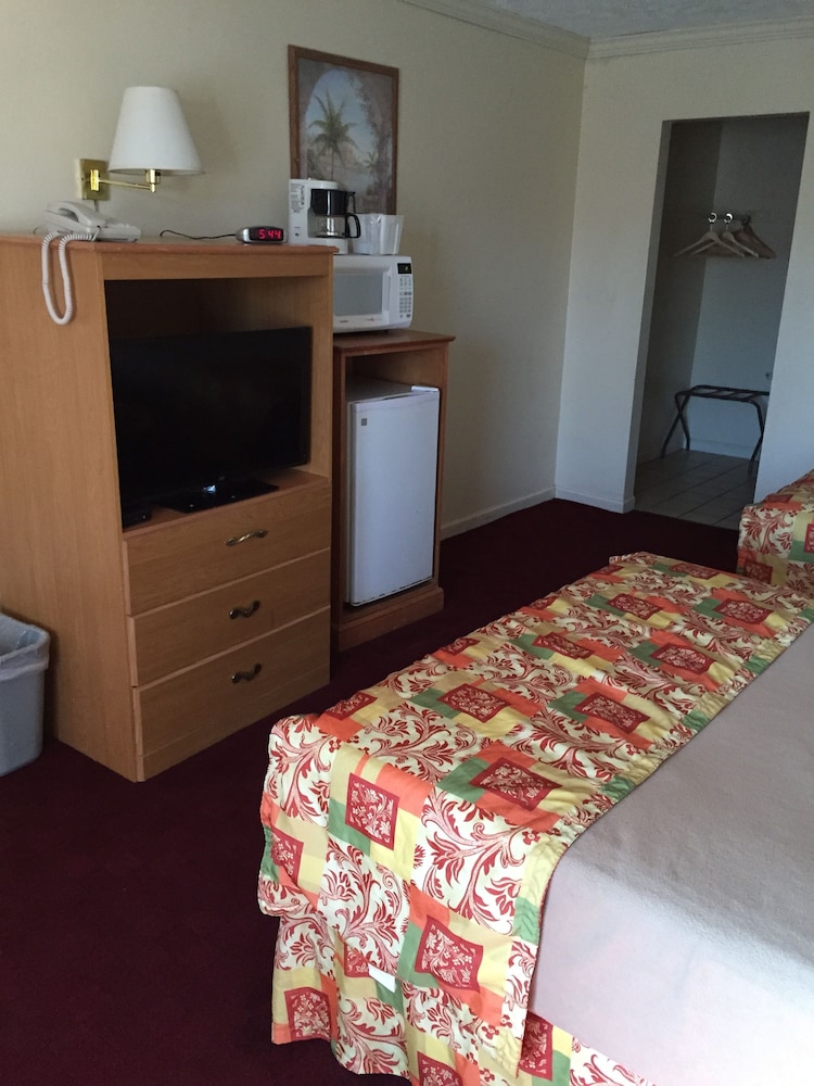 Pet Friendly Non Poolside Room with Two Full sized beds Non smoking - Photo 2
