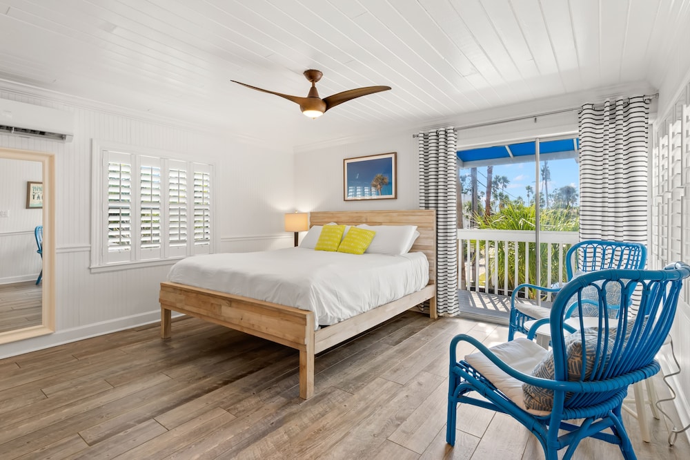Deluxe Studio, 1 King Bed (Sunset) photo 2