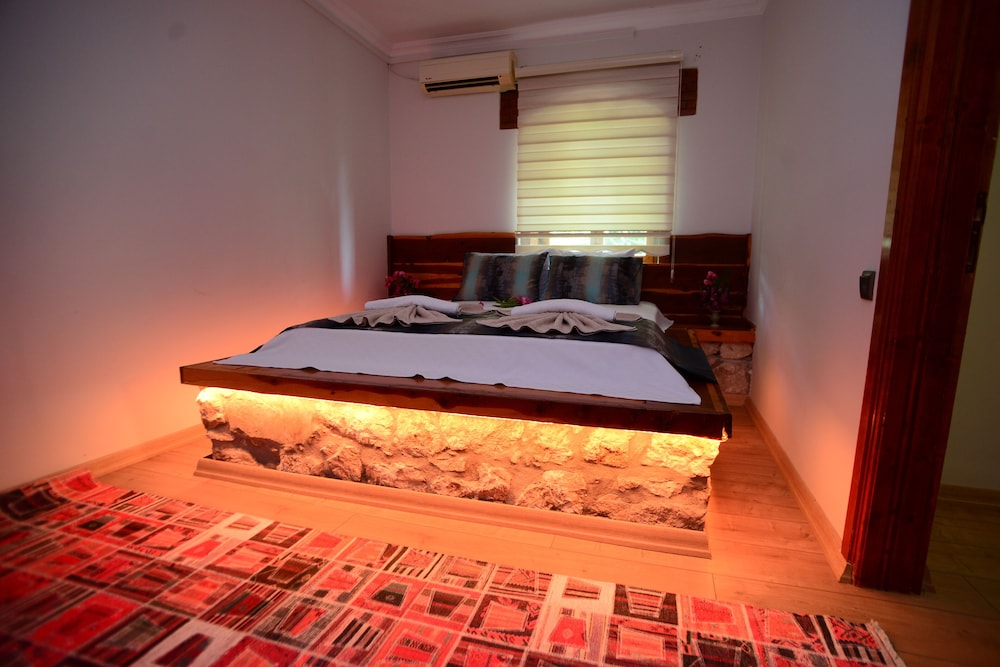 Elite Double Room, 1 Bedroom, Smoking, Mountain View photo 2