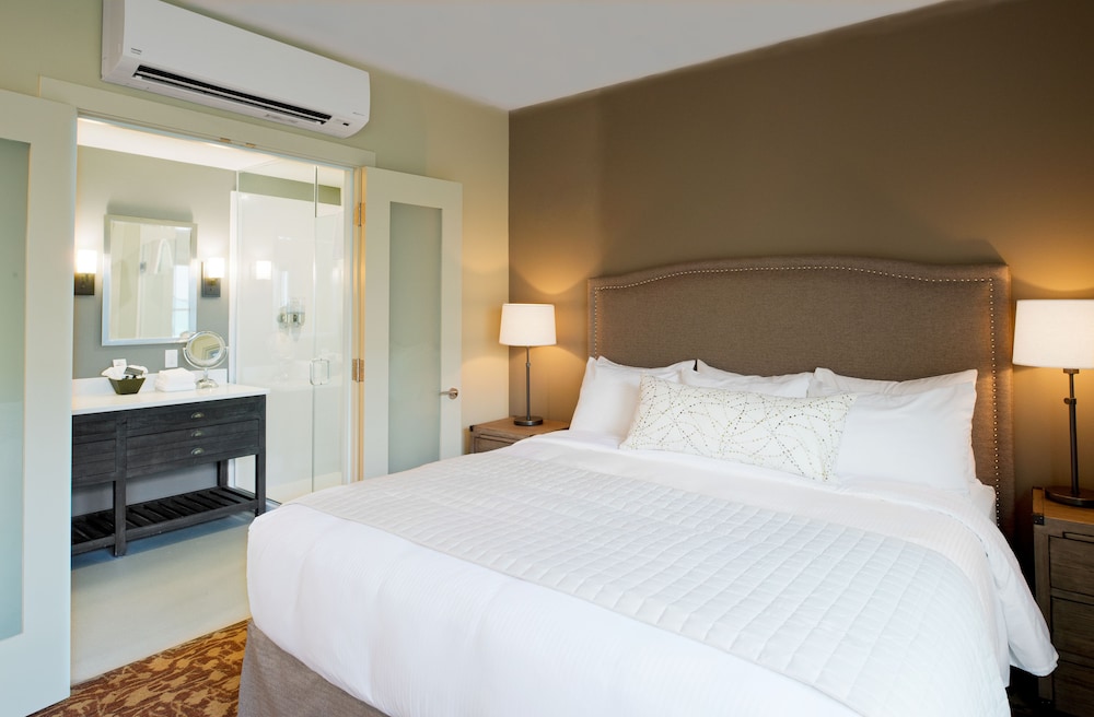 Premier Room, 1 King Bed with Sofa bed, Refrigerator photo 2
