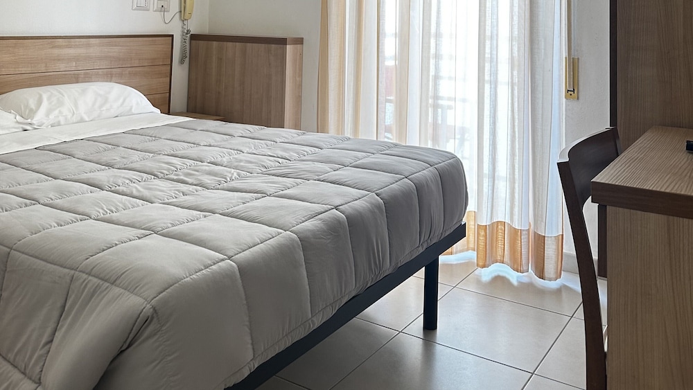 Basic Double Room Single Use, 1 Large Twin Bed, Air conditioning photo 3