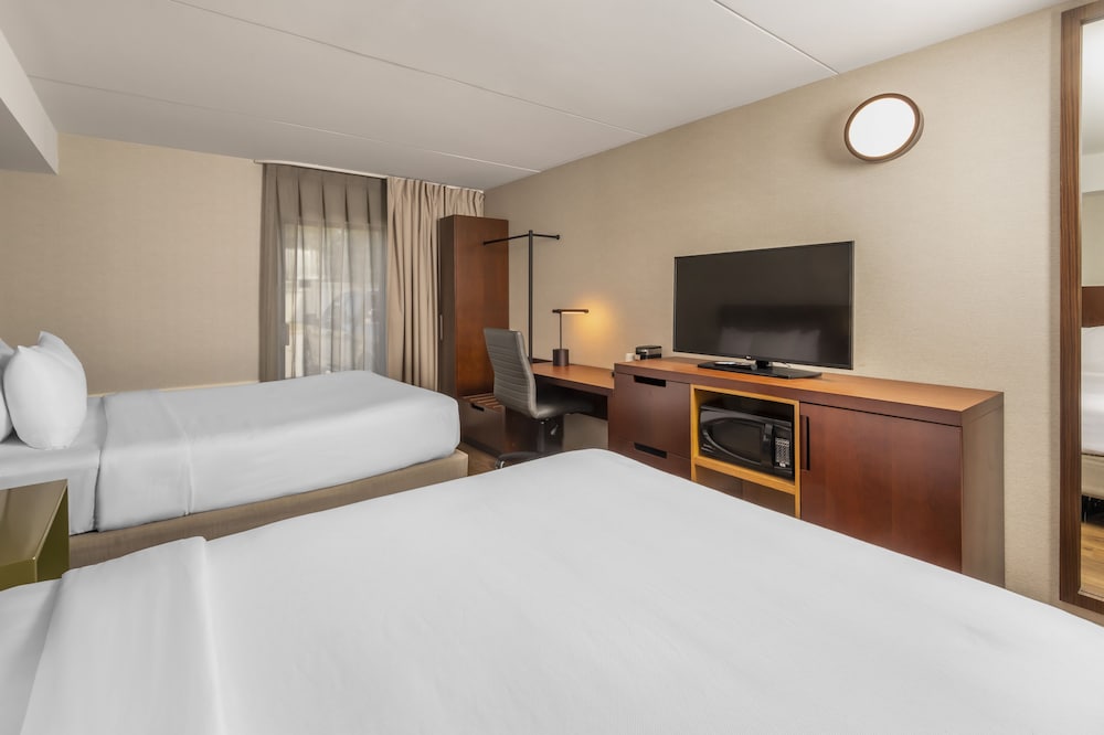 Room, 2 Queen Beds, Non Smoking (Pet Friendly) - Photo 2