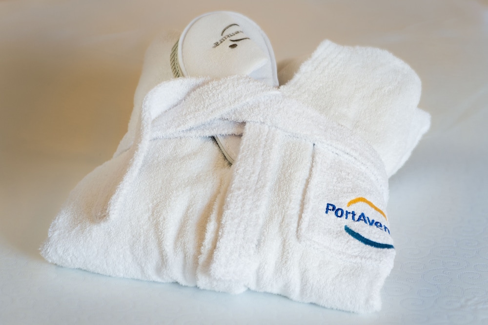 Quadruple Deluxe Room with Express Unlimited wristband to PortAventura Park & Ferrari Land (2 adults photo 2