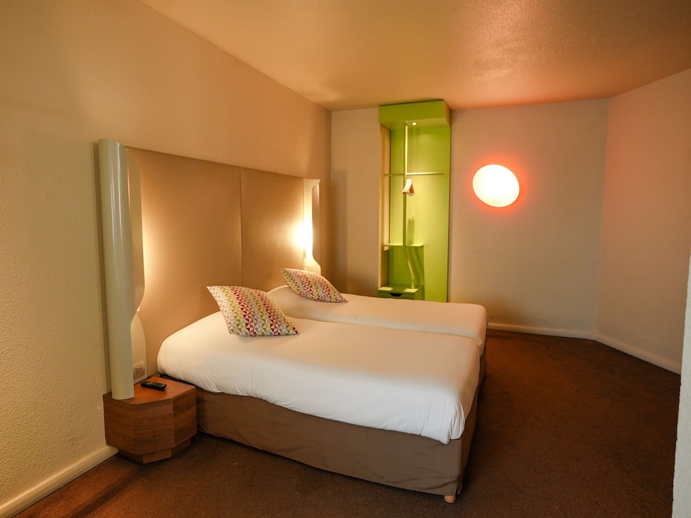 Standard Room, 2 Twin Beds - Photo 8