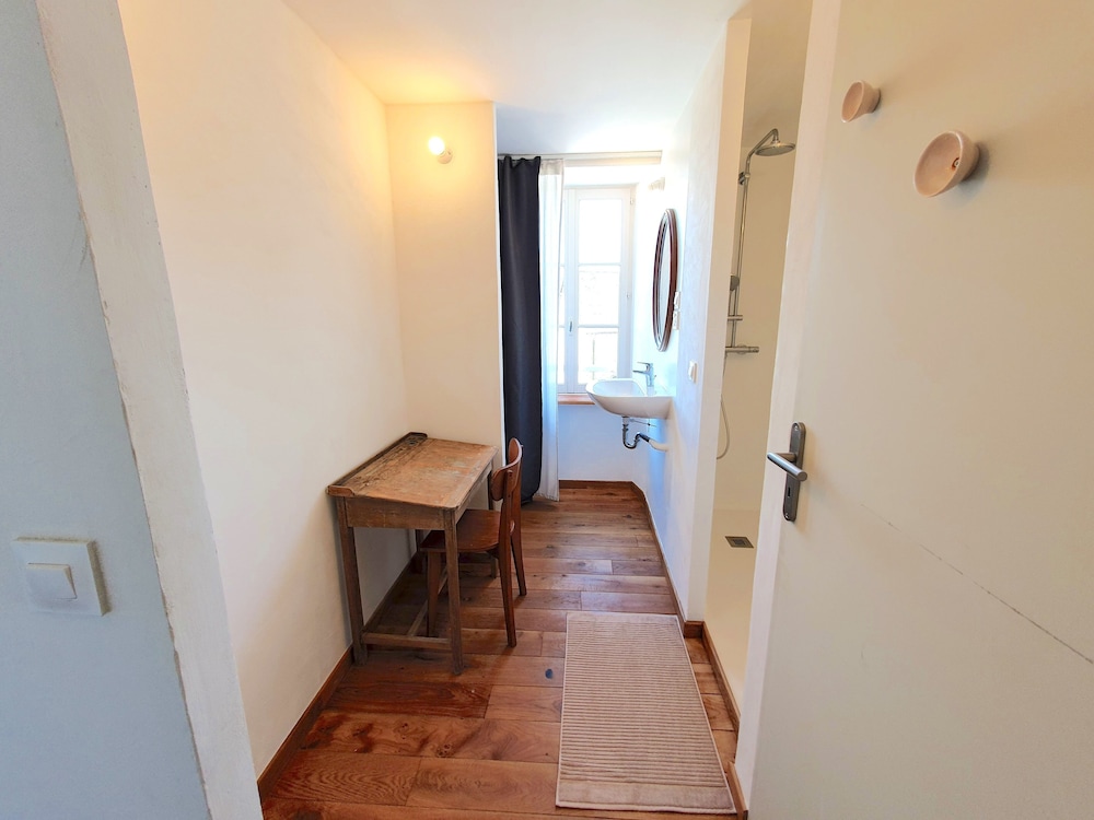 Comfort Double Room, 1 Queen Bed, Private Bathroom, Garden View photo 3