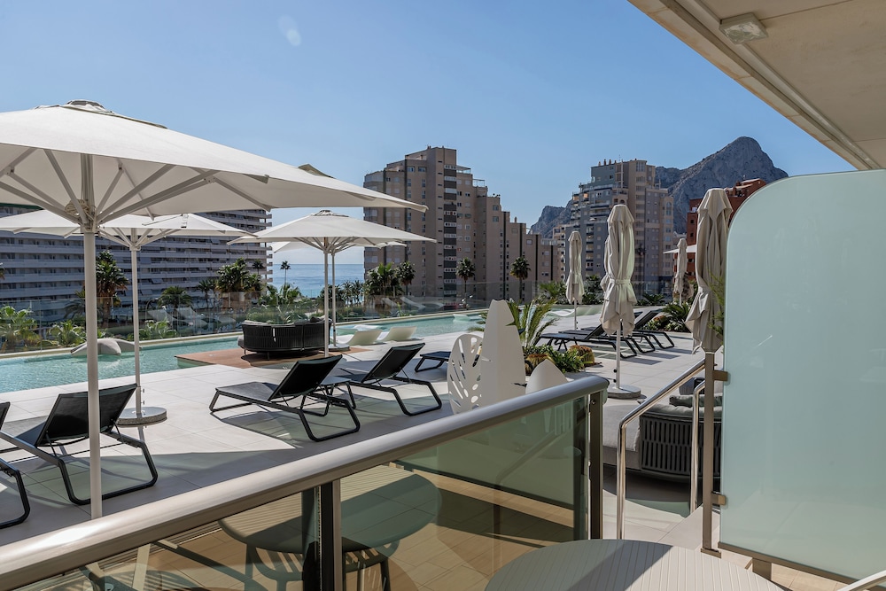 Premium Double Room, Poolside thumbnail 5