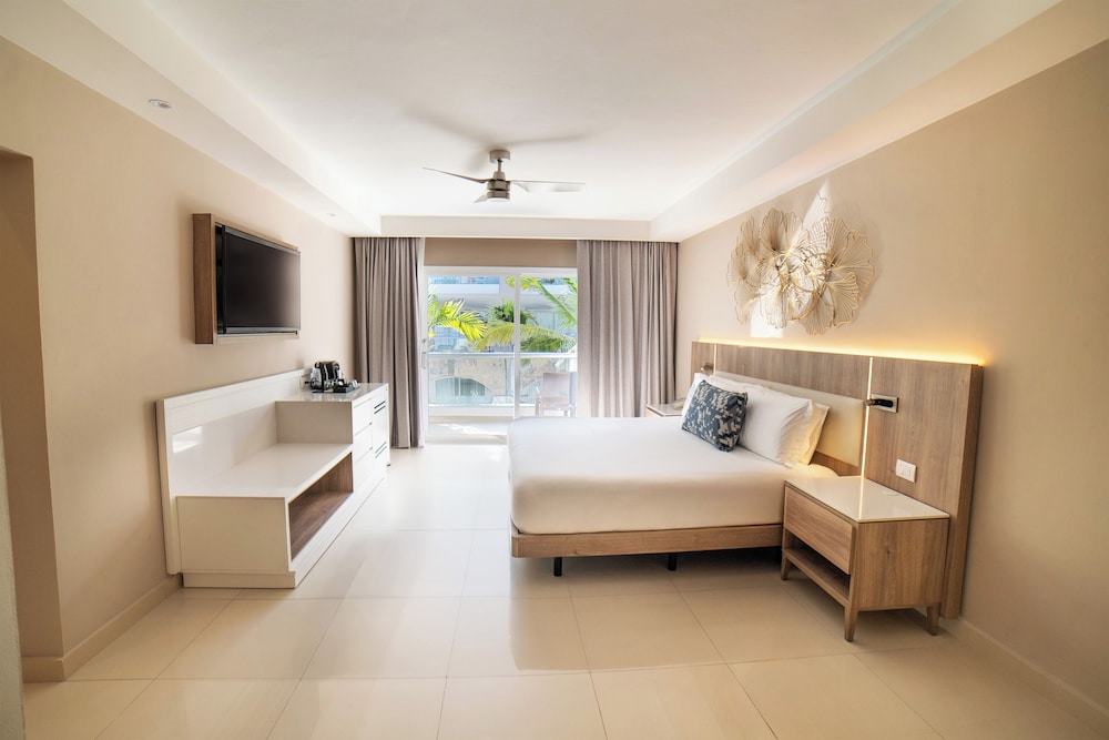 Luxury Presidential Jacuzzi Swim Out Two Bedroom Suite Diamond Club photo 3