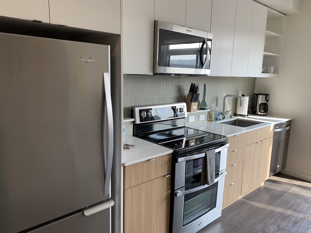 Premium Apartment, 1 Queen Bed, Kitchen, Partial Lake View