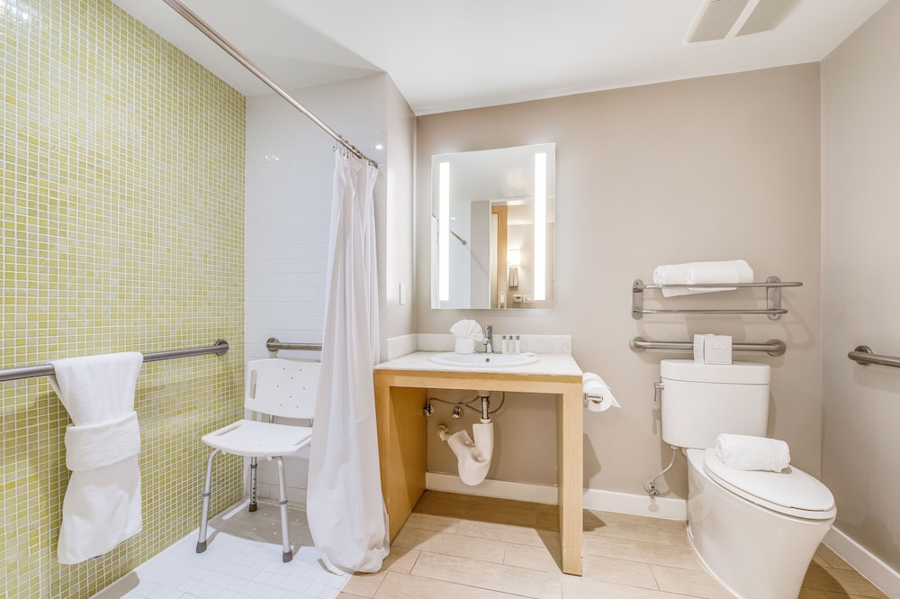 Deluxe Room, 1 King Bed, Accessible - Photo 6