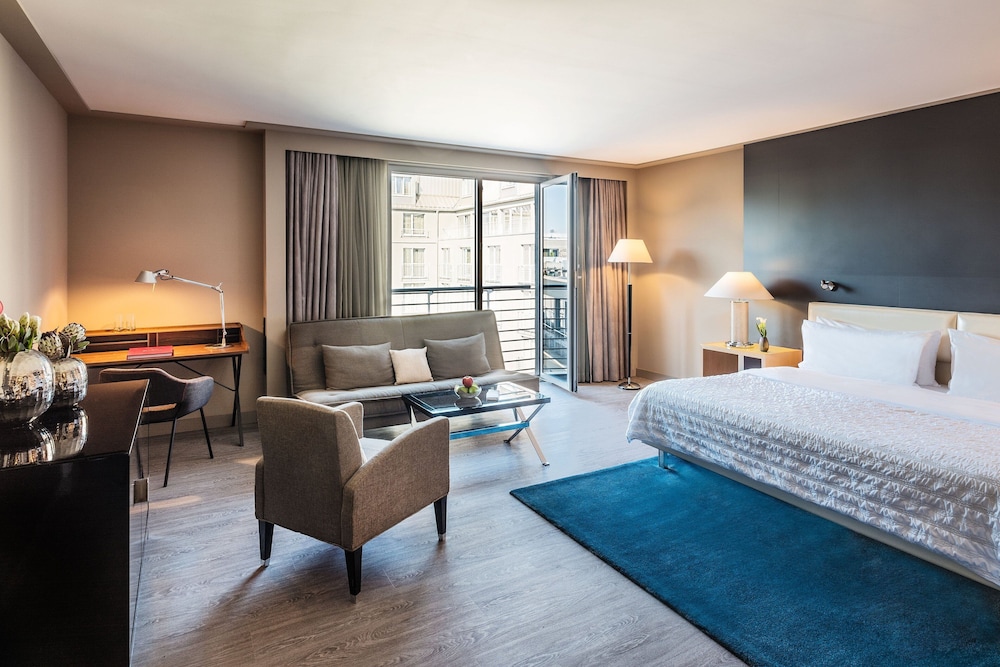 Junior Suite, 1 King Bed with Sofa bed, Garden View