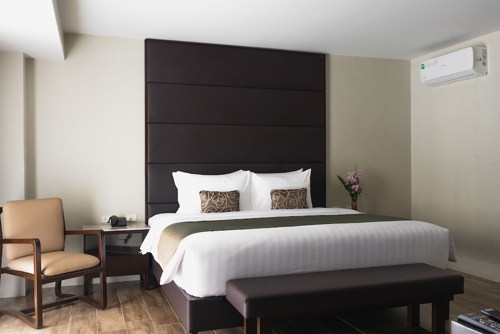 Executive Room, 1 King Bed, Bathtub - Photo 3