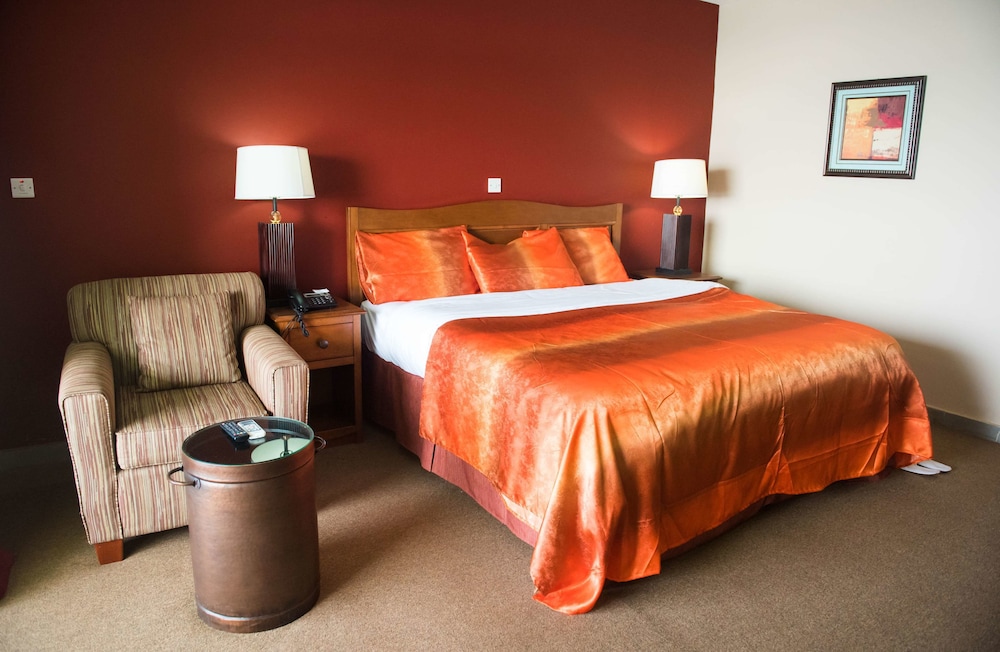 Executive Suite, 1 Queen Bed, Garden View photo 3